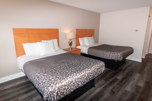 Escritorio, cortinas blackout, wifi gratis y ropa de cama