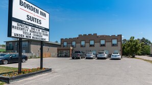 Segnaletica del Borden Inn & Suites che offre tariffe speciali e camere ristrutturate di recente.