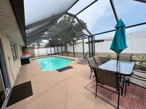 Utendørsbasseng og et oppvarmet basseng