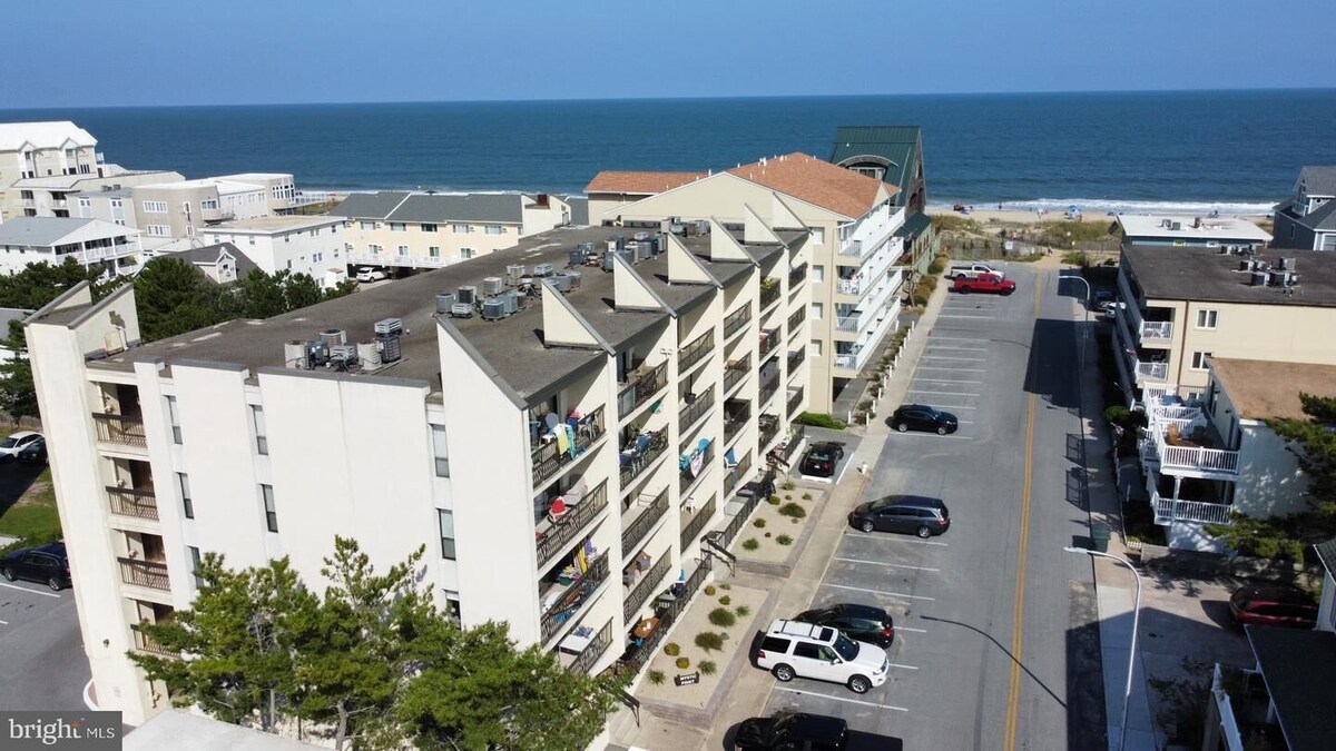 A few steps from the beach condo! Free parking, WI-Fi, and balcony!
