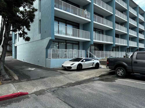 A few steps from the beach condo! Free parking, WI-Fi, and balcony!
