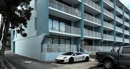 A few steps from the beach condo! Free parking, WI-Fi, and balcony!