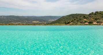 Una piscina al aire libre de temporada