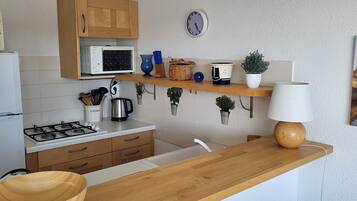 Réfrigérateur, micro-ondes, four, lave-vaisselle