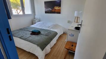 2 chambres, fer et planche Ă repasser