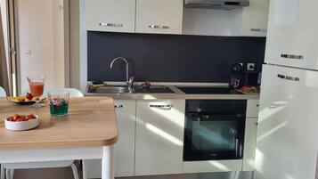 Fridge, microwave, oven, coffee/tea maker