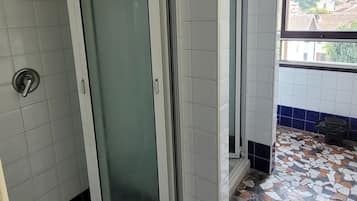 Classic-Vierbettzimmer | Badezimmer | Handtücher