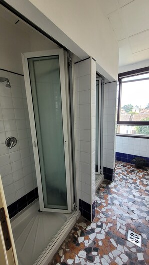 Classic Quadruple Room | Bathroom