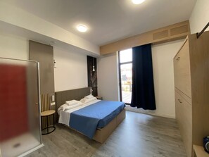 Quarto quádruplo standard | Wi-Fi de cortesia, roupa de cama