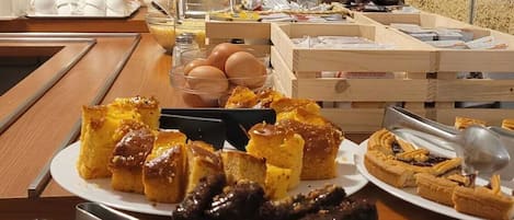 Free daily buffet breakfast