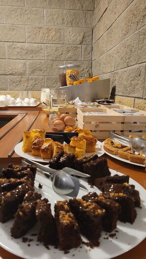 Café da manhã com buffet grátis todos os dias