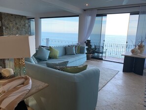 智能电视、壁炉、书、立体声音响