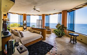 10 多间卧室、客房内保险箱、办公桌、熨斗/熨衣板