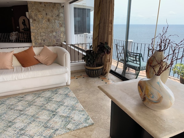 Smart TV, chimenea, libros y estéreo