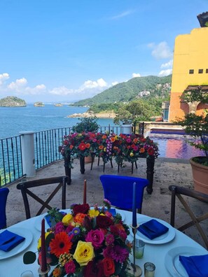 Outdoor dining - All Inclusive Luxury Ocean Front Villa, 10 BRs, Chef, Gym, Infinity  Pool, Staff (Mismaloya)