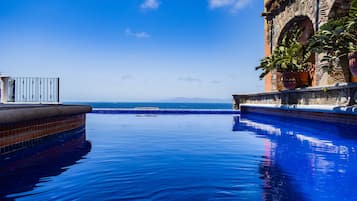 Een buitenzwembad, een verwarmd zwembad