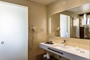 Habitación doble | Baño | Secadora de cabello, toallas, jabón, shampoo