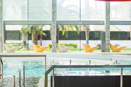 Una piscina al aire libre. Oassium Hotel at Estival Park