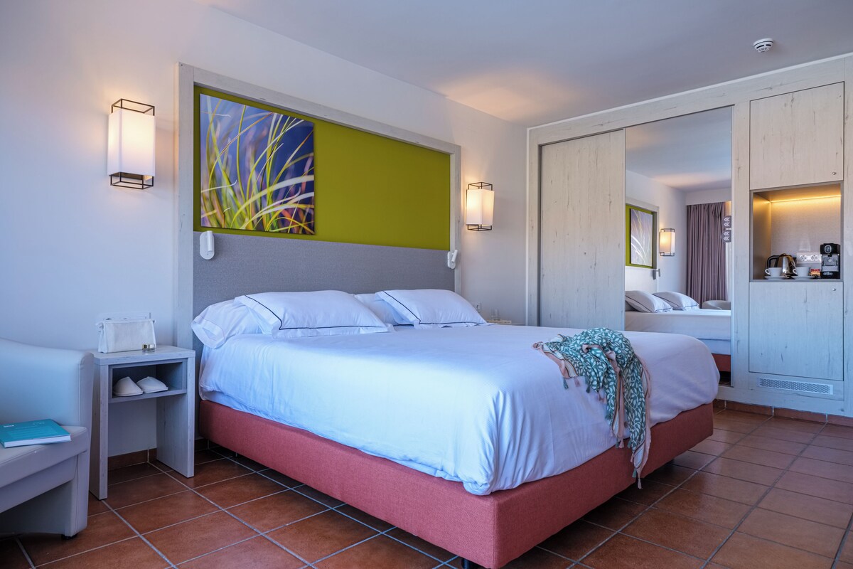 Minibar, desk, iron/ironing board (on request), WiFi (free)
