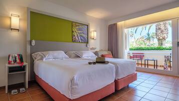 Minibar, escritorio, tabla de planchar con plancha y wifi gratis