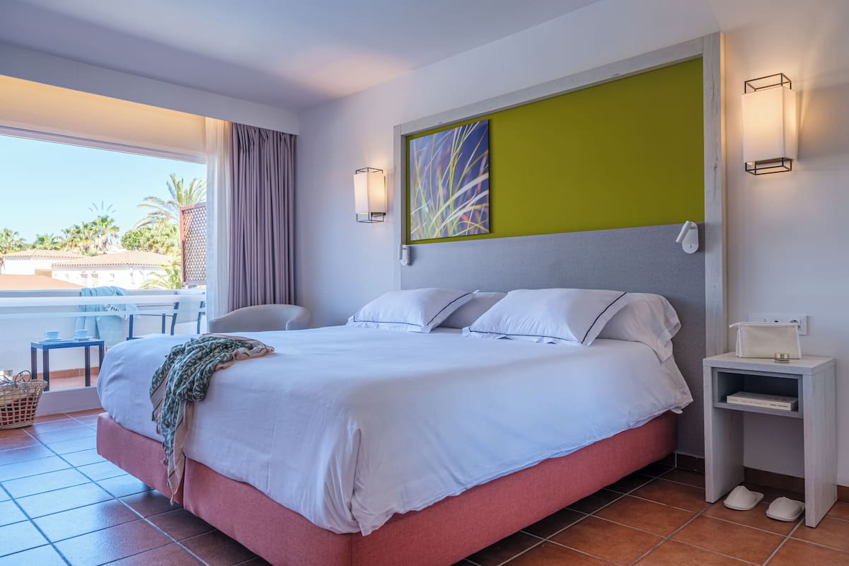 Minibar, desk, iron/ironing board (on request), WiFi (free)