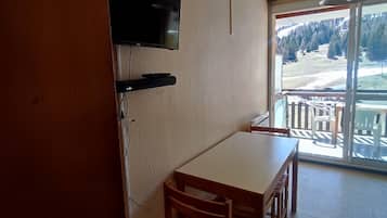 Familie studio, privébadkamer, aan piste | Een kluis op de kamer, verduisterende gordijnen