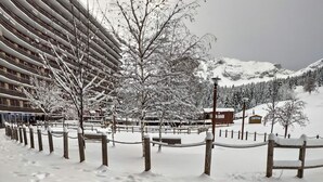 A snowy outdoor area with a child in blue winter clothing. - Superdevoluy545S (Le Dévoluy)