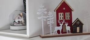 Stúdíóíbúð fyrir fjölskyldur - einkabaðherbergi - vísar að brekku | Öryggishólf í herbergi, myrkratjöld/-gardínur, straujárn/strauborð