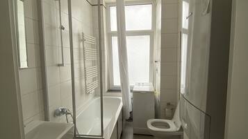 Duschwanne, Haartrockner, Handtücher, Seife