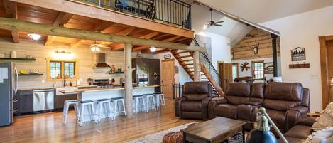 TV connectée, cheminée, écrans d'ordinateur