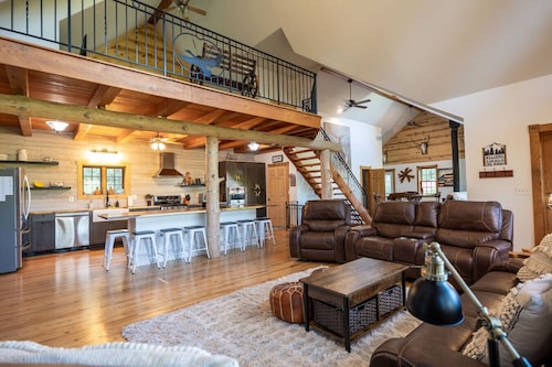 Red Barn Lodge with a Boat slip at Leach Lake