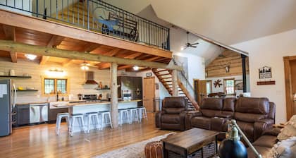 Red Barn Lodge with a Boat slip at Leach Lake