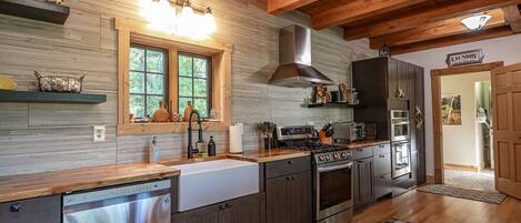 冷蔵庫、電子レンジ、オーブン、コンロ