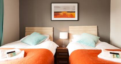 Comfortable contractor/family house Gatwick: sleeps 6+