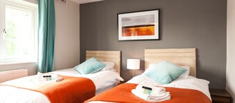 Comfortable contractor/family house Gatwick: sleeps 6+