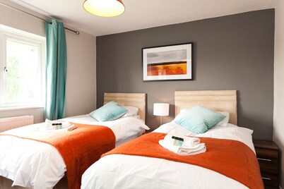 Comfortable contractor/family house Gatwick: sleeps 6+
