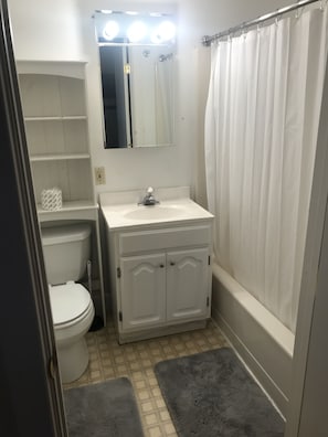 Combined shower/tub