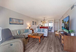 Smart TV, books - Emerald Oasis w/ Gulf Views, Pools, Hot Tubs (Destin)