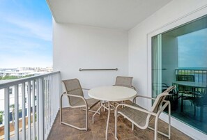 Outdoor dining - Emerald Oasis w/ Gulf Views, Pools, Hot Tubs (Destin)