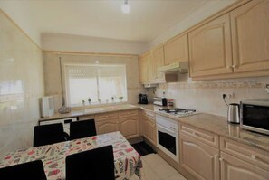 Fridge, microwave, oven, stovetop - Charming, comfortable apartment in a good location (Portimão)