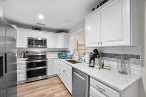 雪櫃、微波爐、焗爐、爐具