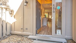 L’entrée d’un hôtel, avec une pancarte accueillante, une étiquette indiquant la coupure de l’eau et une vue sur l’intérieur.