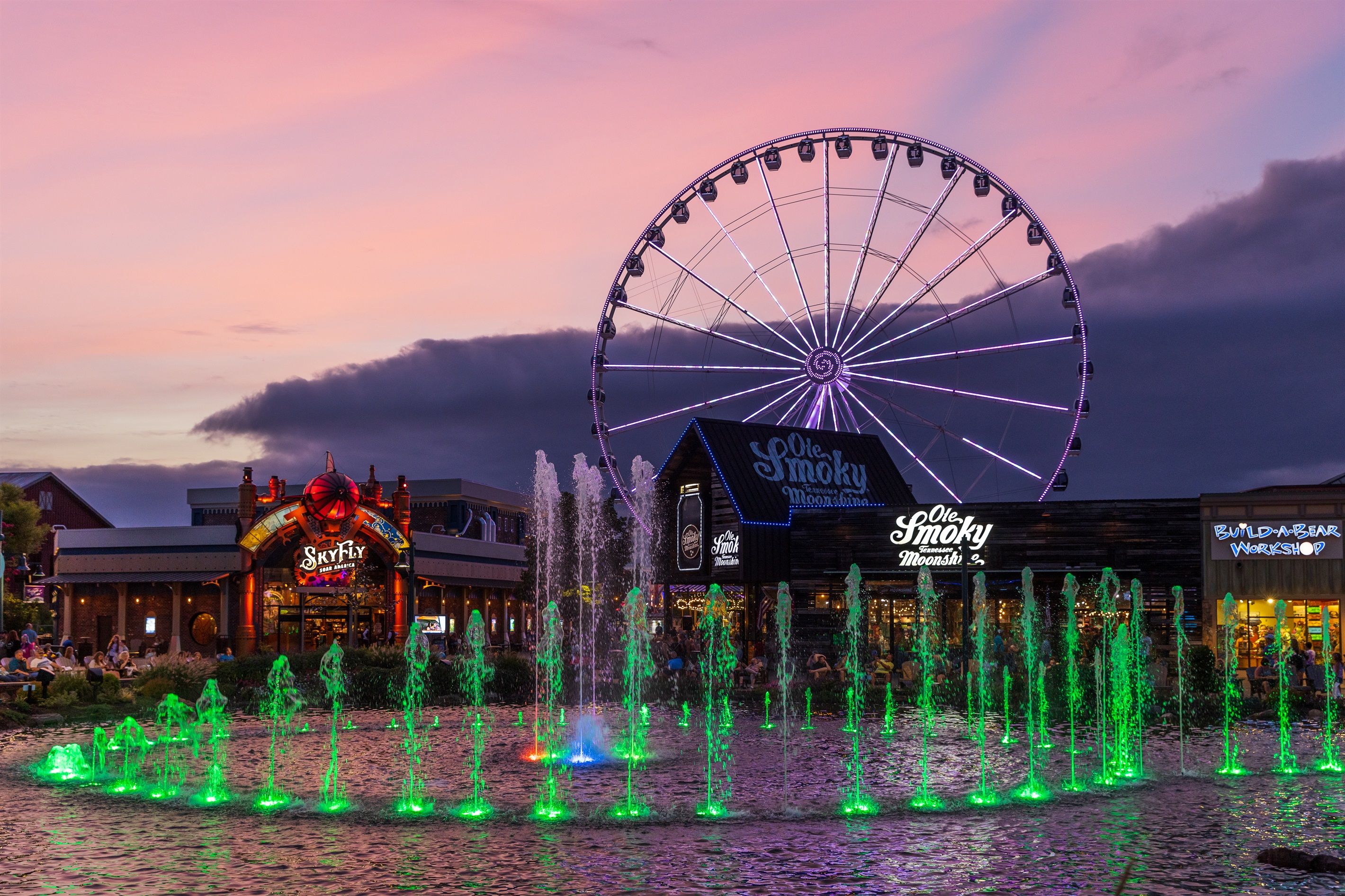 Une zone riveraine comprenant une grande roue, un restaurant SkyFly et un atelier Build-A-Bear.