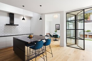 Basic Room | Private kitchen | Fridge, microwave, oven, stovetop