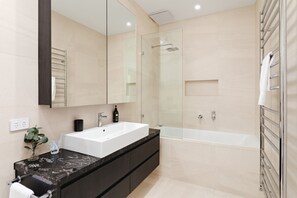 Basic Room | Bathroom - BOUTIQUE STAYS - Andy Meets Albert (South Melbourne)