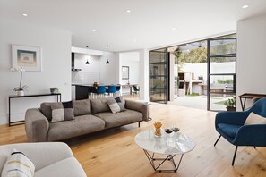 Basic Room | Living area - BOUTIQUE STAYS - Andy Meets Albert (South Melbourne)