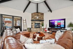 Smart TV, fireplace, books, stereo