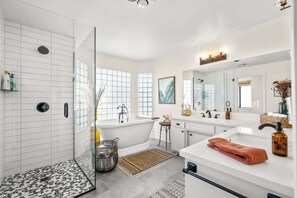 Bathtub, eco-friendly toiletries, hair dryer, towels - 25% off 7-night stay Epic Pool/Spa  Joshua Trees🌵3 King beds 🛌Queen🚶🏿Hiking! (Yucca Valley)