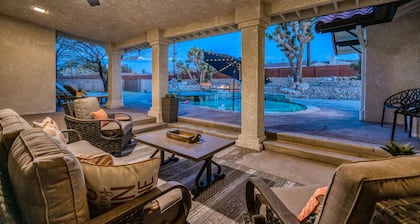 25% off 7-nights! Epic Pool /spa! 12 Joshua Trees 3 King beds/1 Queen Hiking!