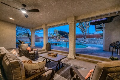 25% off 7-nights! Epic Pool /spa!  12 Joshua Trees 3 King beds/1 Queen  Hiking!
